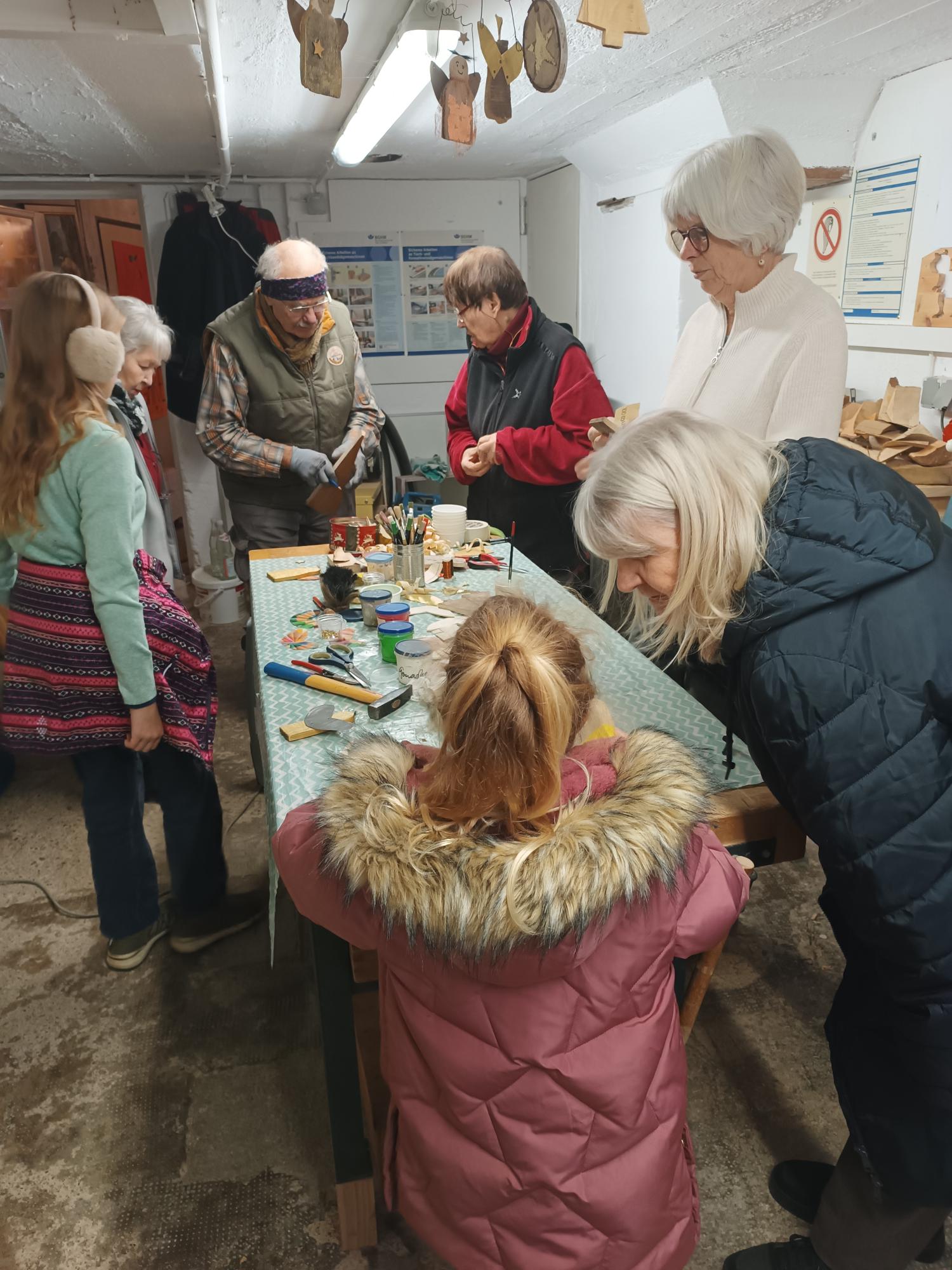 Basteln in der Holzwerkstatt (Foto: Silvia Mittermüller)