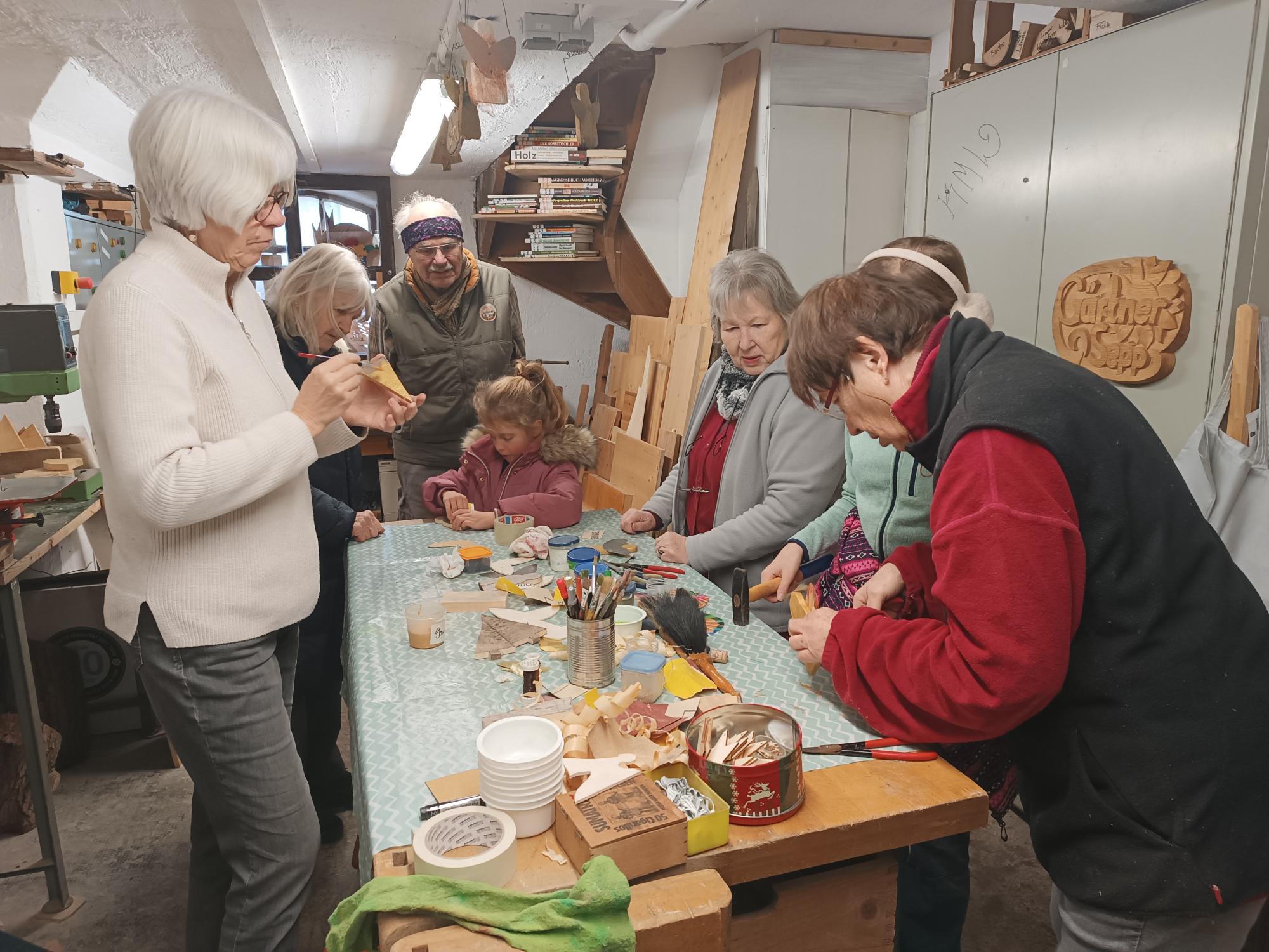 Basteln in der Holzwerkstatt mit Maria Heller und Roland Zimmerhackl (Foto: Klaus Lüders)