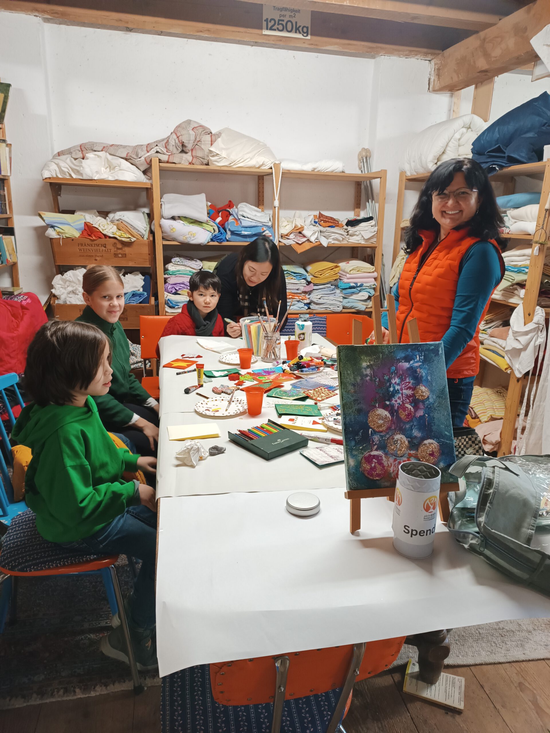 Alina Cocos malt mit Kindern (Foto: Klaus Lüders)